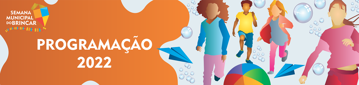 Imagem com o fundo azul claro. No canto esquerdo da imagem tem uma imagem parecendo um circulo disforme na cor laranja com o logo e os dizeres da Semana Municipal do Brincar, ao lado de uma pipa nas cores amarelo, laranja, azul e rosa. Do lado direito têm bonecos de crianças correndo atrás de bolas de sabão, aviãozinho de papel e de uma bola de futebol.